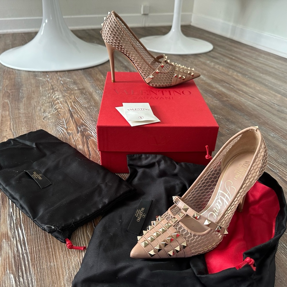 *SOLD* VALENTINO Garavani Rockstud Pumps Winter 2023  (fits 7.5 - 8 US) Like New